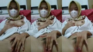 Bokep Jilbab Keenakan Mendesah Colmek 2 Jari